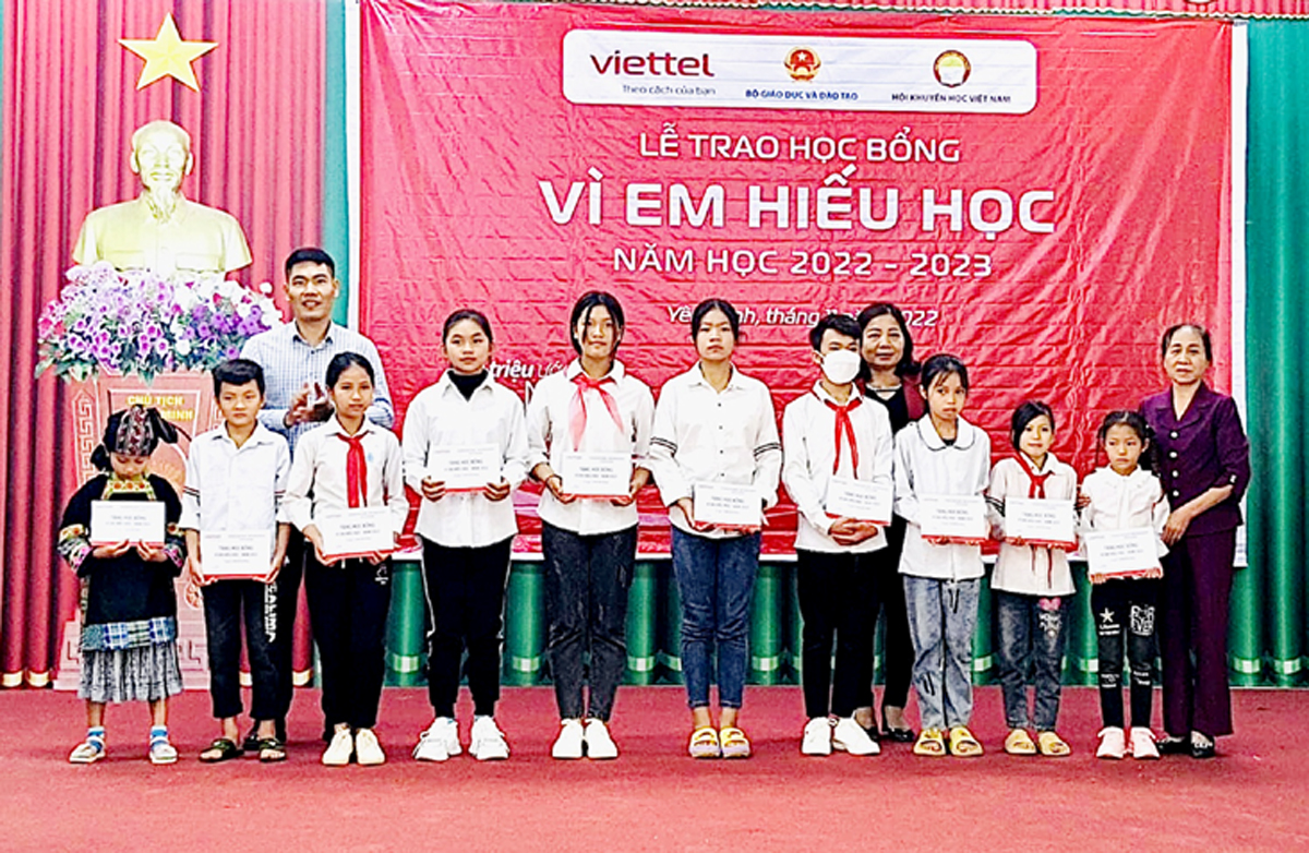 Tập đoàn Viễn thông quân đội Viettel Chi nhánh Hà Giang phối hợp với Hội Khuyến học huyện Yên Minh trao học bổng cho các em học sinh có hoàn cảnh khó khăn. 					Ảnh: Tư liệu
