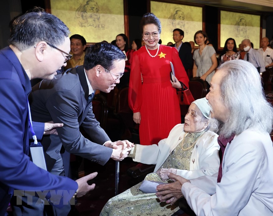 Chủ tịch nước Võ Văn Thưởng thăm hỏi bà Nghiêm Thúy Băng, vợ của Nhạc sỹ Văn Cao.