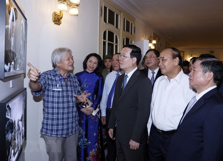 Chủ tịch nước Võ Văn Thưởng và các đồng chí lãnh đạo, nguyên lãnh đạo Đảng, Nhà nước xem một số hình ảnh của cố Nhạc sỹ Văn Cao.