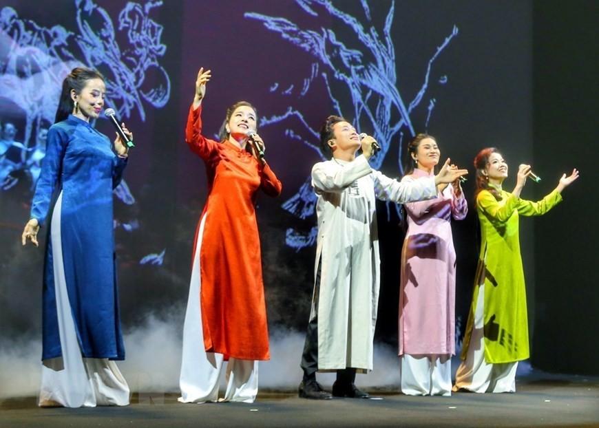 Ca khúc Đàn chim Việt với sự thể hiện của các ca sỹ Tùng Dương, Đào Tố Loan, Khánh Ngọc, Trang Bùi và Sèn Hoàng Mỹ Lam.