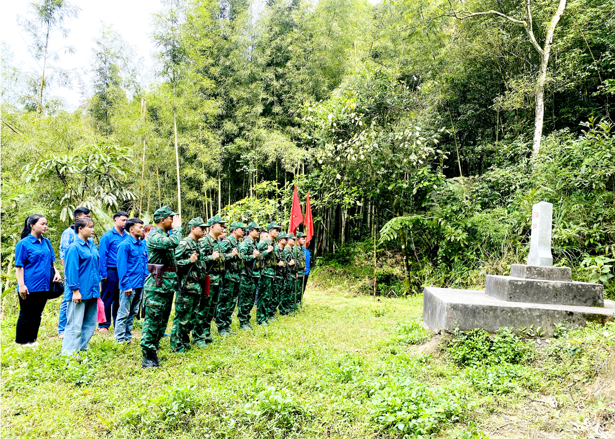 Chiến sỹ BĐBP và đoàn viên, thanh niên thực hiện nghi lễ chào cờ tại Mốc 252, xã Thanh Đức.