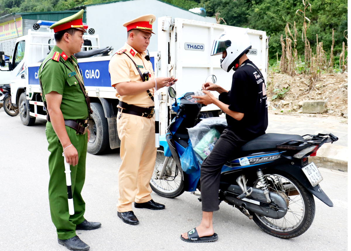 Lực lượng Cảnh sát giao thông – Trật tự Công an huyện Mèo Vạc tuần tra, kiểm tra tình hình trật tự an toàn giao thông trên địa bàn.