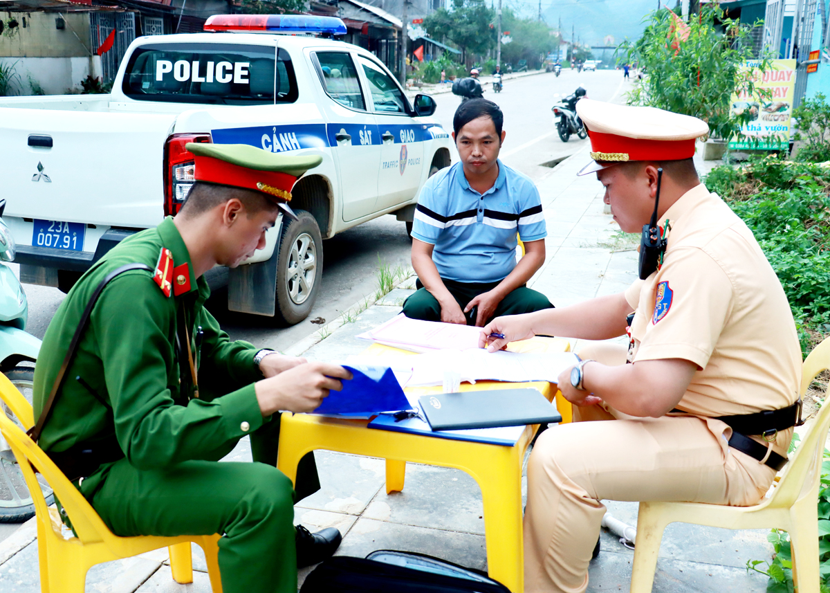 Đội Cảnh sát giao thông – Trật tự Công an huyện Mèo Vạc xử phạt trường hợp vi phạm Luật Giao thông đường bộ.