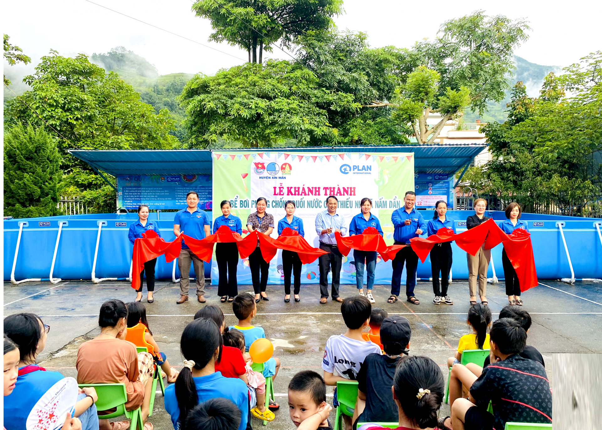 Lãnh đạo huyện Xín Mần, Tổ chức Plan Hà Giang và UBND xã Nấm Dẩn cắt băng khánh thành công trình bể bơi phòng chống đuối nước. 