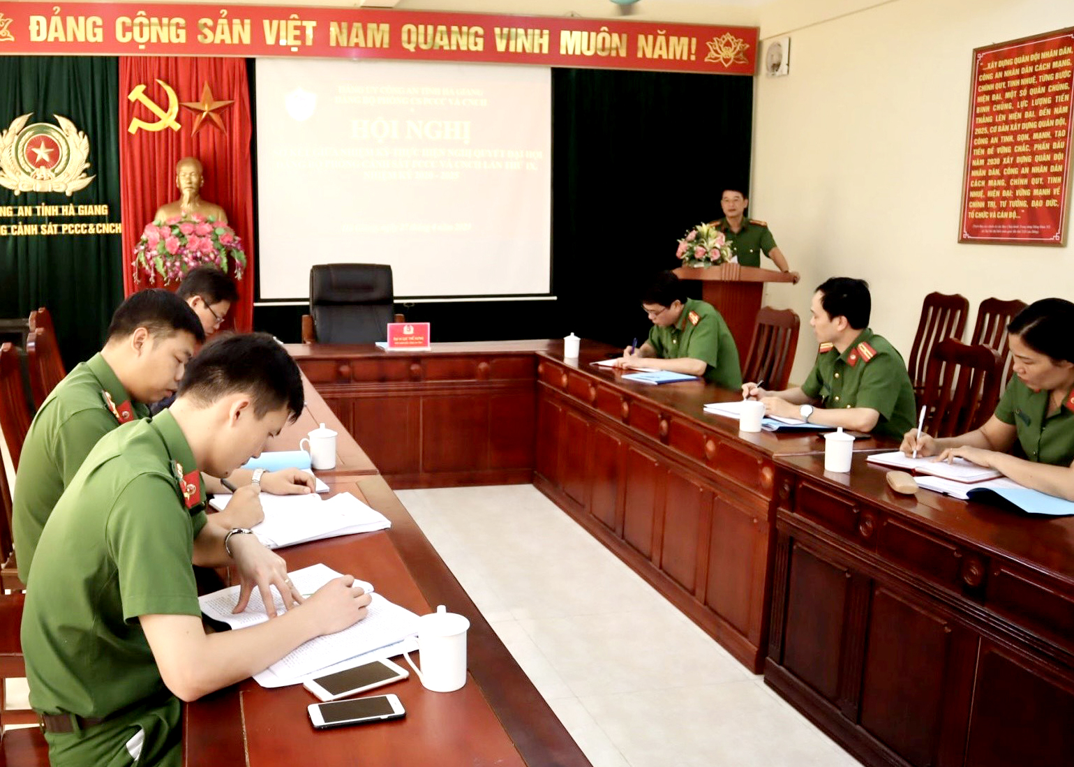 Đảng bộ Phòng Cảnh sát PCCC và CNCH tổ chức học tập, quán triệt Nghị quyết số 12- NQ/TW ngày 16/3/2022 của Bộ Chính trị.
