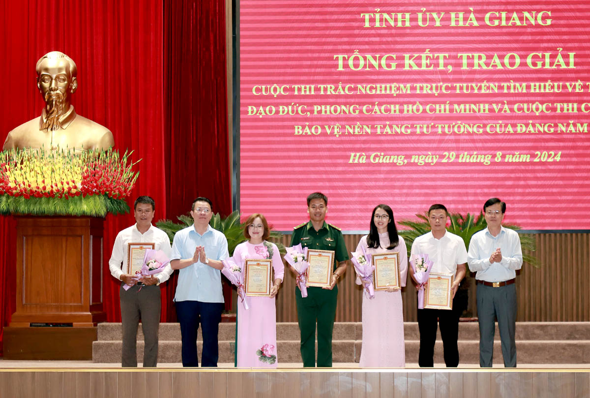 Trưởng ban Dân vận Tỉnh ủy Trần Mạnh Lợi và Chủ nhiệm UBKT Tỉnh ủy Trần Quang Minh trao giải B cho các tác giả đạt giải cuộc thi Chính luận.