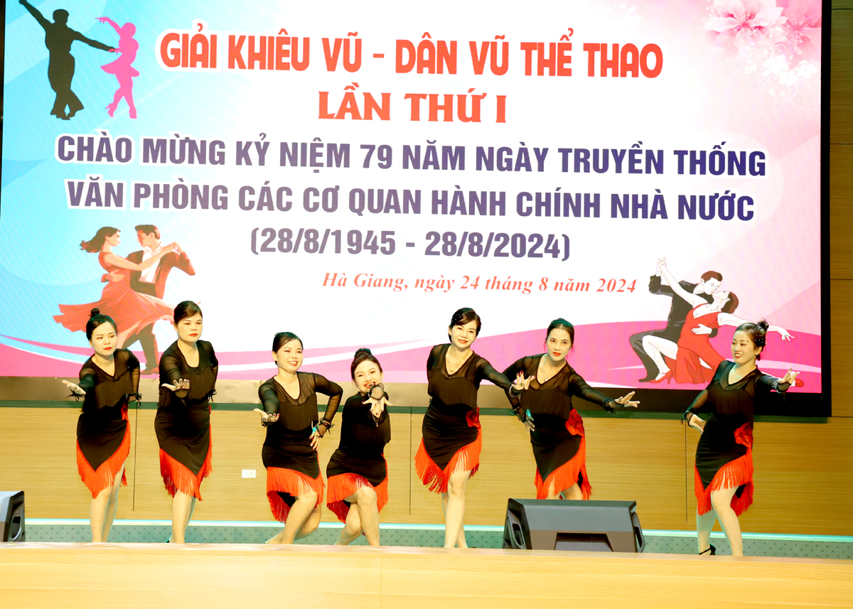 Tiết mục khiêu vũ của Sở Nội vụ.