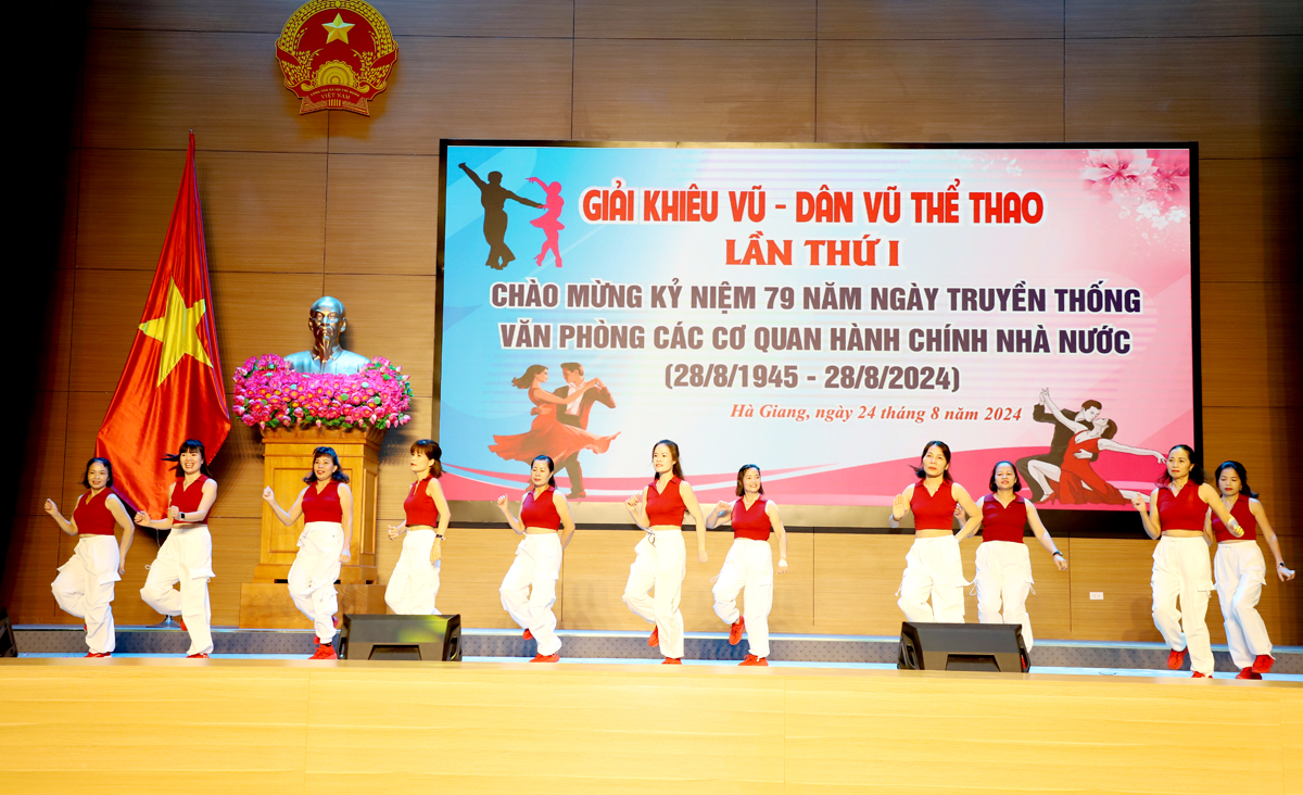 Tiết mục giao lưu của Câu lạc bộ Shuffle dance Cao nguyên đá Hà Giang.