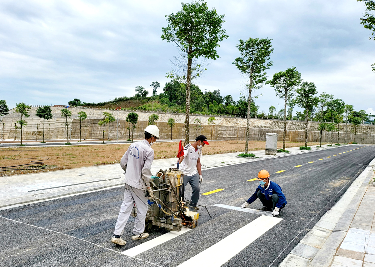 Công nhân kẻ vạch đường cho Khu đô thị Hà Sơn (TPHG). Ảnh: PV