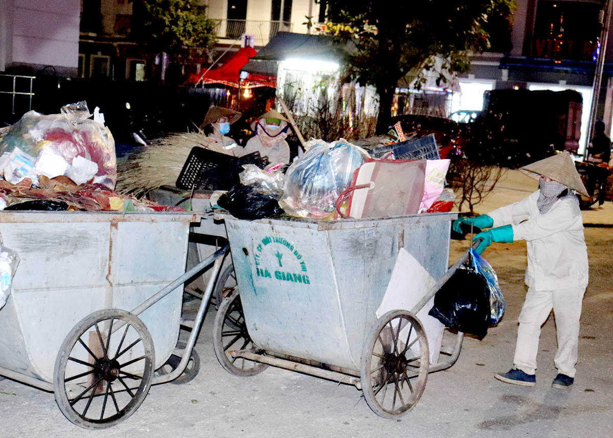 Công nhân vệ sinh môi trường dọn dẹp rác thải tại thành phố Hà Giang