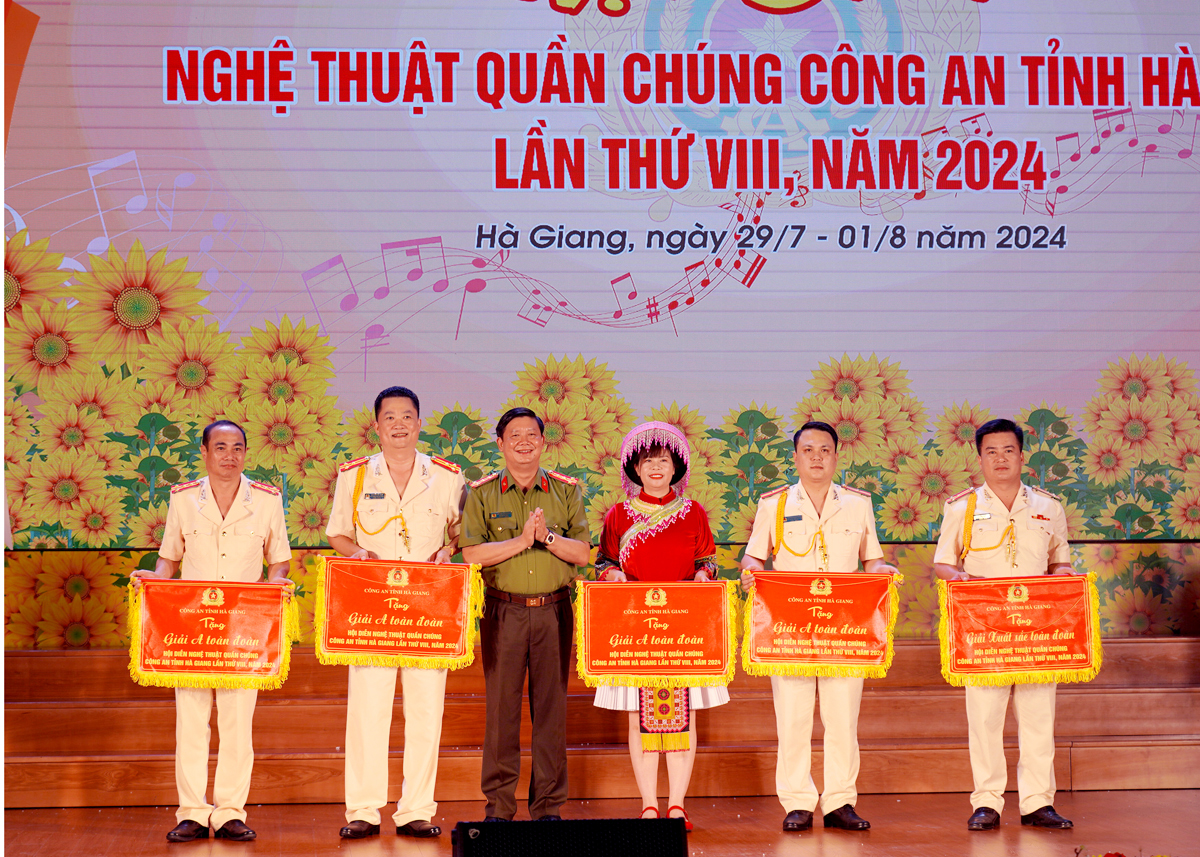 Lãnh đạo Công an tỉnh trao giải cho các đội đạt giải A toàn đoàn.
