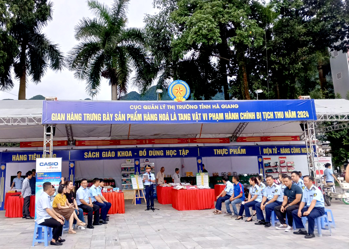 Khai trương gian hàng trưng bày, nhận diện hàng thật - hàng giả tại khuôn viên Công viên Cây xanh, phường Nguyễn Trãi, thành phố Hà Giang.