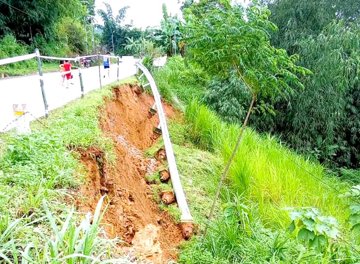 Mưa lớn làm sạt lở tuyến đường giao thông trên địa bàn xã Yên Thành (Quang Bình)
