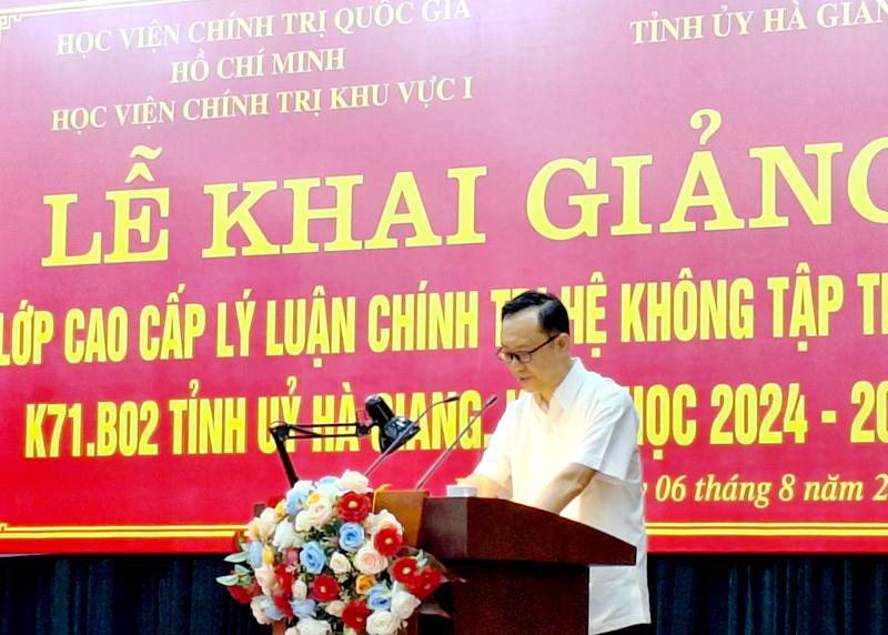 Đồng chí Thào Hồng Sơn, Phó Bí thư Thường trực Tỉnh uỷ, Chủ tịch HĐND tỉnh phát biểu tại buổi khai giảng.
