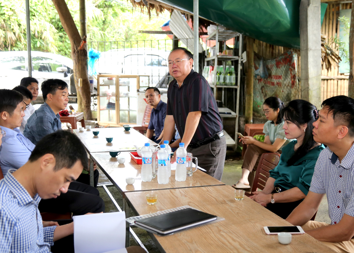 Phó Giám đốc Sở GTVT Cù Duy Man làm việc với lãnh đạo huyện Bắc Mê, thành phố Hà Giang về dự kiến vị trí đổ thải của công trình.