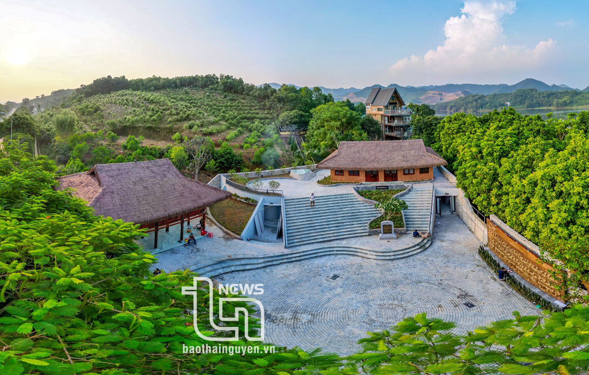 Di tích lịch sử quốc gia Địa điểm Trường dạy làm báo Huỳnh Thúc Kháng được xây dựng trên diện tích 859m2, gồm nhiều hạng mục quan trọng.