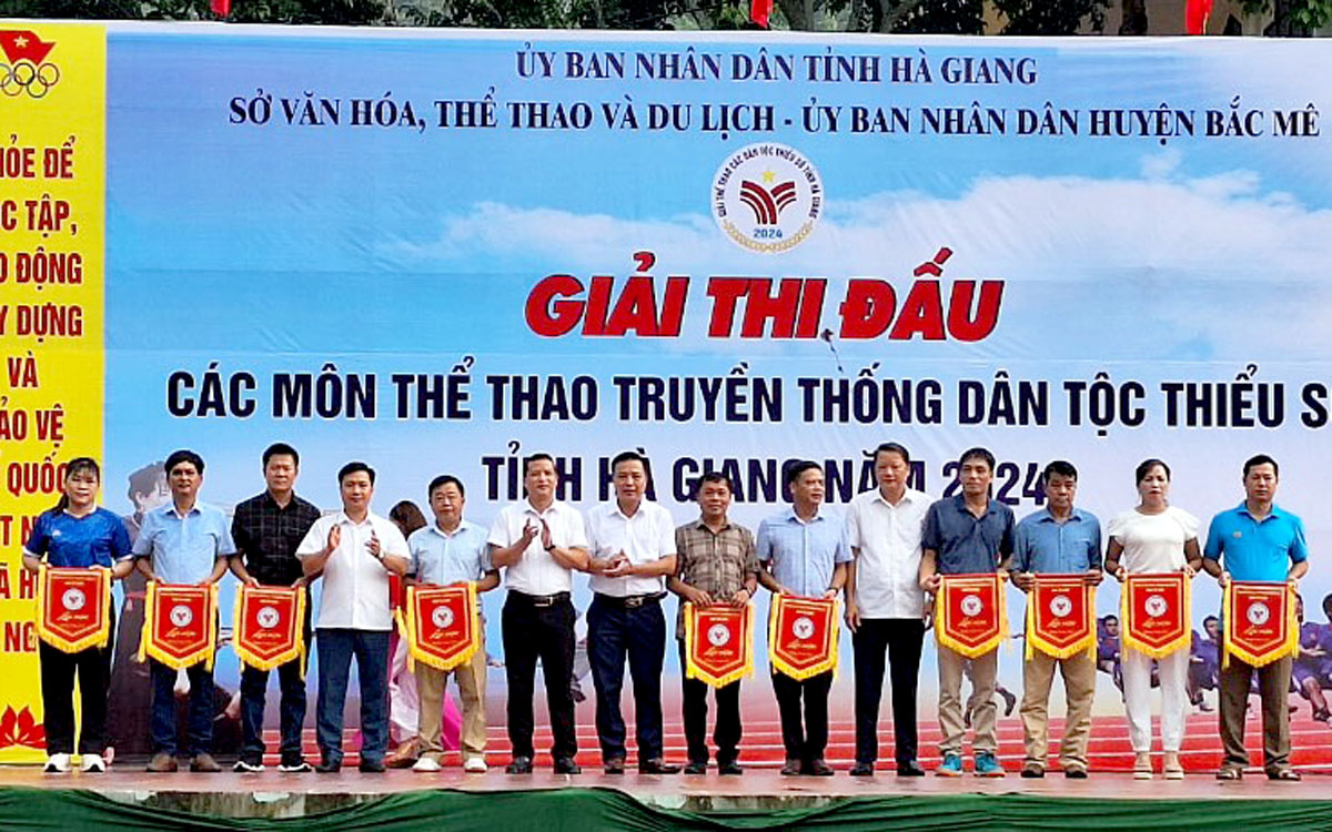 Ban tổ chức trao Cờ lưu niệm cho các đơn vị.