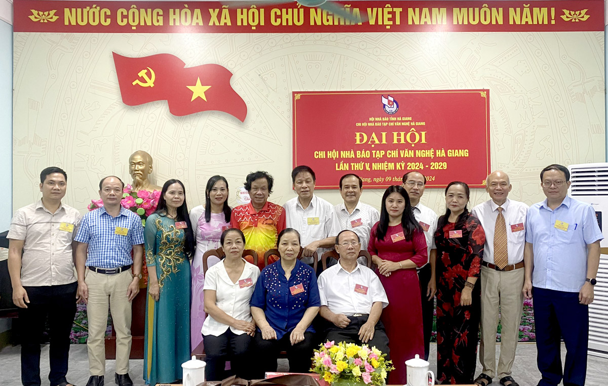 Các đại biểu và hội viên Chi hội Nhà báo Tạp chí Văn nghệ Hà Giang. 
Ảnh: DƯƠNG THANH HIỀN