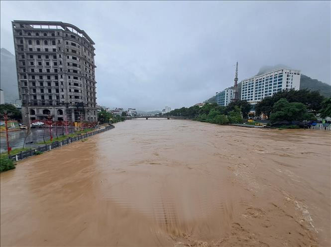 Nước sông Lô qua TP Hà Giang lên cao, gây ngập lụt các nhà dân ven sông. 