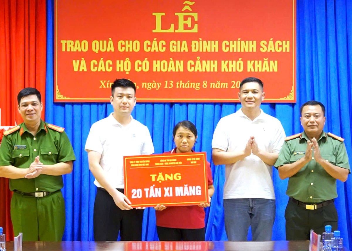 Lãnh đạo Công an tỉnh, Công an huyện Xín Mần và các đơn vị trao tặng 20 tấn xi măng cho gia đình chị Cháng Thị Lầu, hộ có hoàn cảnh đặc biệt khó khăn ở thôn Khấu Xỉn, xã Pà Vầy Sủ để hỗ trợ xây dựng nhà ở kiên cố.