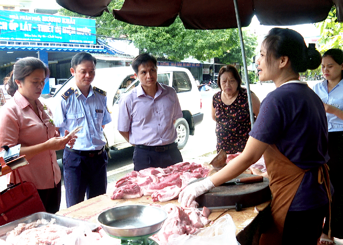 Lãnh đạo thành phố Hà Giang kiểm tra các điểm buôn thịt lợn trên địa bàn.