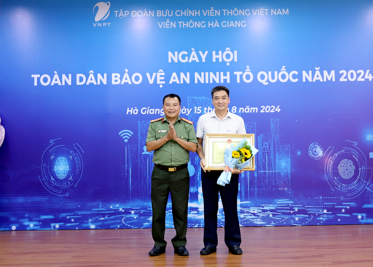 Lãnh đạo Công an tỉnh trao Bằng khen của Chủ tịch UBND tỉnh cho đồng chí Nguyễn Văn Bắc, Giám đốc Viễn thông Hà Giang vì có nhiều đóng góp trong phong trào Toàn dân bảo vệ an ninh tổ quốc