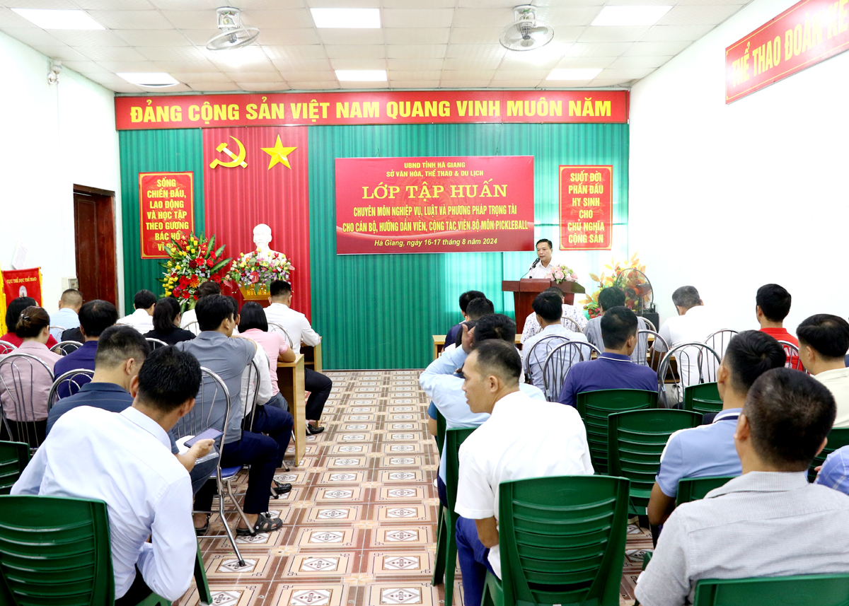 Các học viên học lý thuyết tại Hội trường Trung tâm Huấn luyện và Thi đấu thể thao tỉnh.