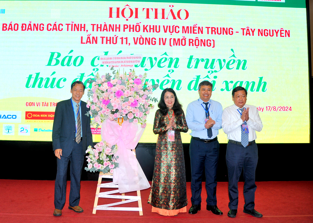 Lãnh đạo tỉnh Lâm Đồng tặng hoa chúc mừng hội thảo