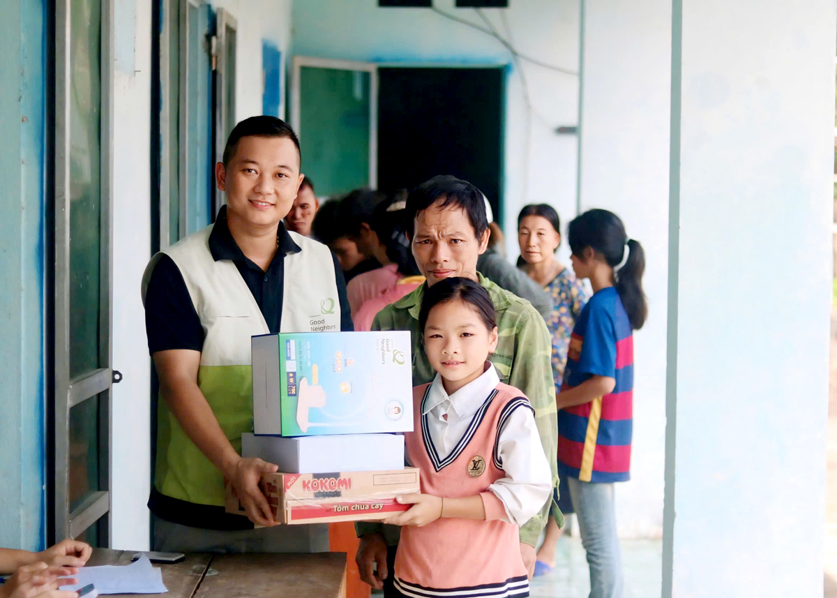 Đại diện Tổ chức GNI tại huyện Quang Bình trao quà cho các em học sinh tại xã Yên Thành