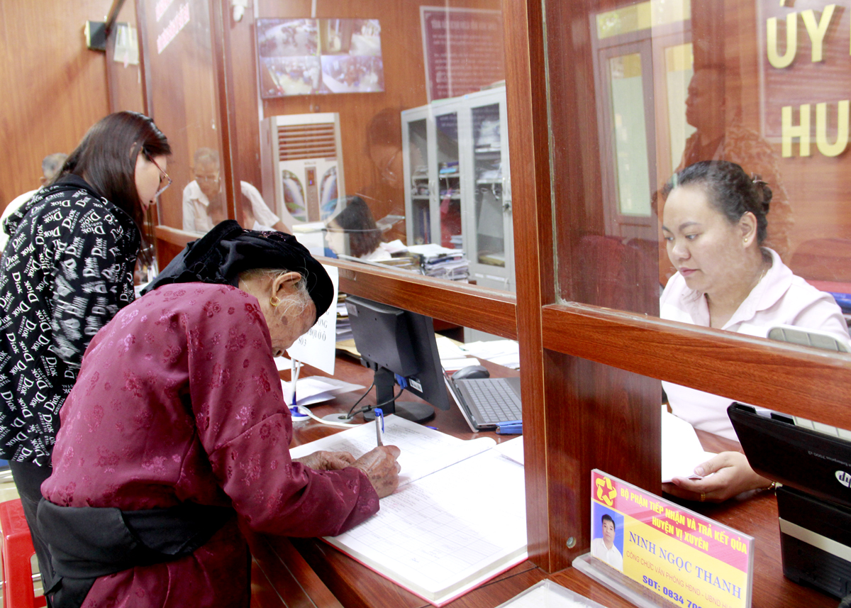 At the Vi Xuyen District’s office for receiving administrativeprocedure dossiers.