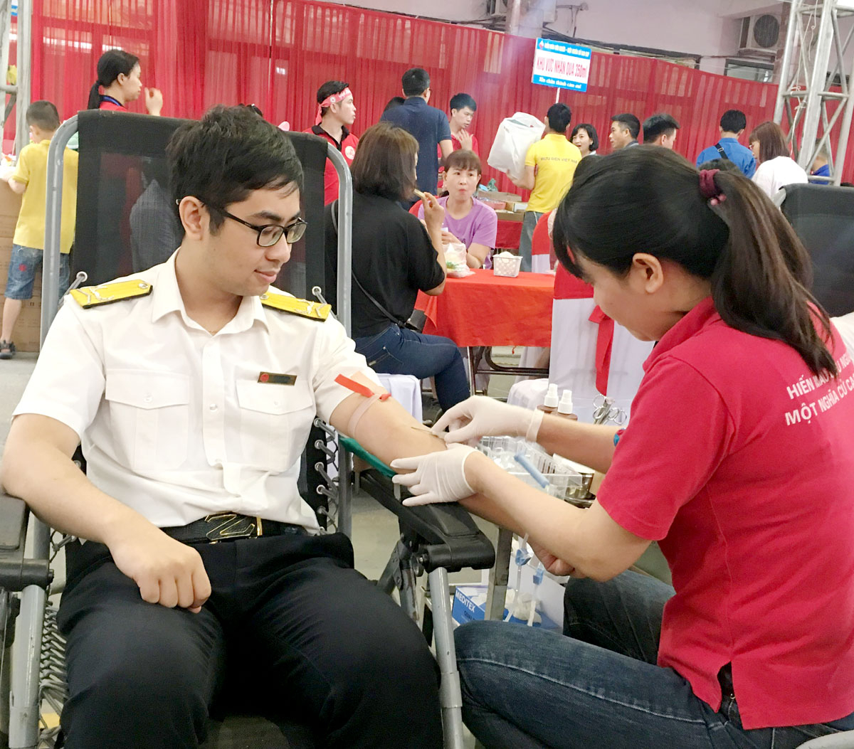 Cán bộ Thuế Hà Giang hiến máu tình nguyện tại chương trình “Giọt hồng trên miền đá” lần thứ VII