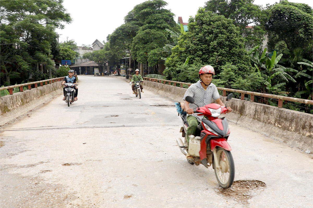 Mặt cầu Nậm Khẩm thuộc địa phận xã Tân Bắc (Quang Bình) có điểm bị hư hỏng nặng.