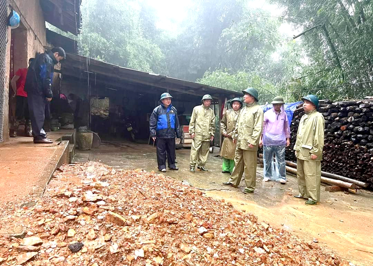 Lãnh đạo UBND huyện Đồng Văn kiểm tra công tác di dời các hộ dân trong vùng có nguy cơ sạt lở cao.