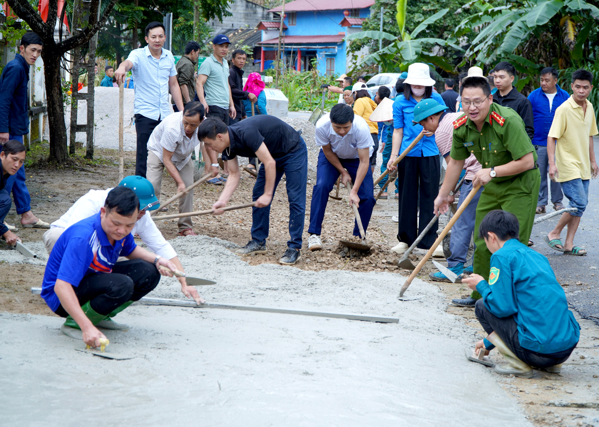 Cán bộ và nhân dân tham gia “Ngày thứ 7 xây dựng nông thôn mới” tại xã Sủng Trà.
