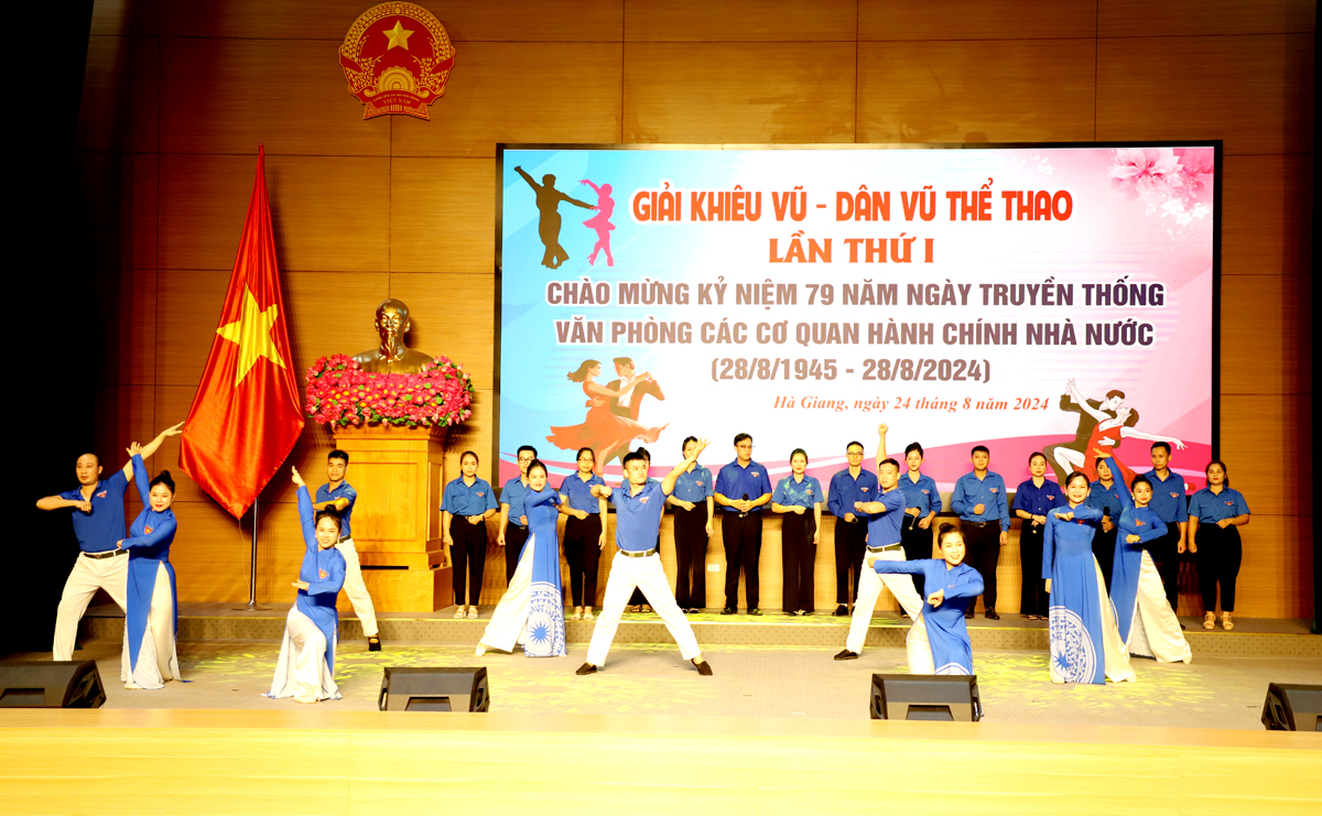 Thanh niên Văn phòng UBND tỉnh trình diễn tiết mục văn nghệ chào mừng Giải Khiêu vũ - Dân vũ thể thao lần thứ I.