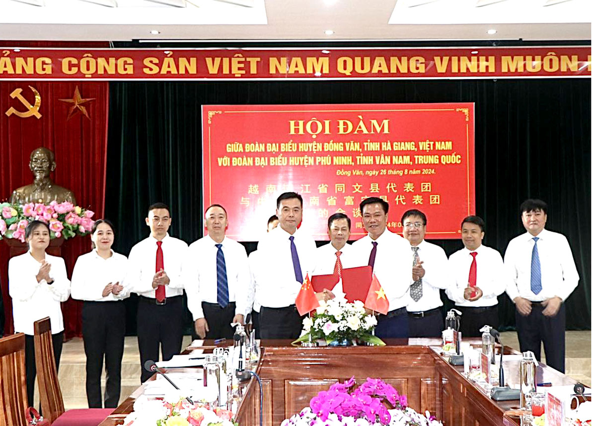 Lãnh đạo huyện Đồng Văn và Phú Ninh ký kết biên bản ghi nhớ hợp tác giữa hai bên.
