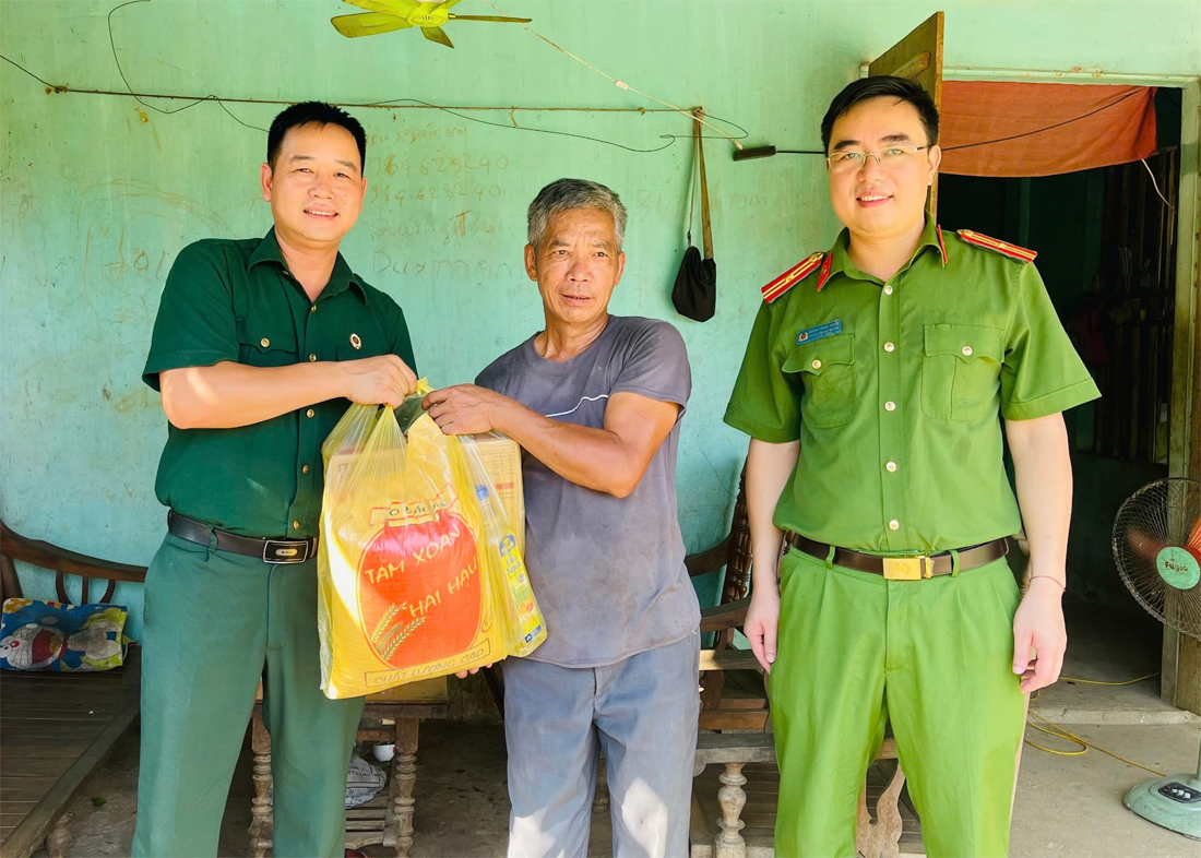 Đồng chí Trung tá Hoàng Trung Tuyến phối hợp với Hội Cựu chiến binh thăm hỏi, tặng quà gia đình Cựu chiến binh dịp 27.7 trên địa bàn thị trấn.