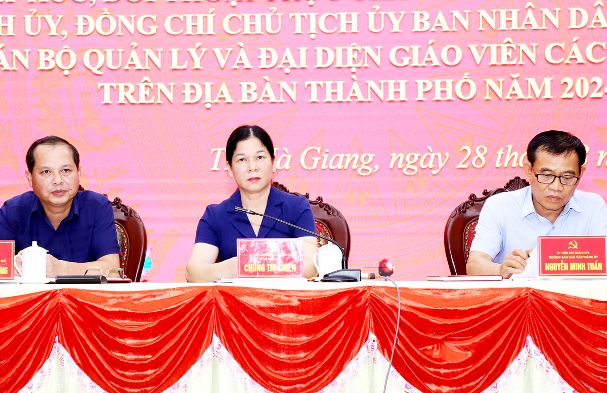 Các đồng chí lãnh đạo thành phố tiếp xúc, đối thoại với cán bộ, giáo viên trên địa bàn.