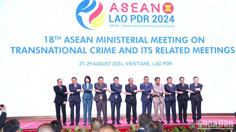 Các Trưởng đoàn đại biểu tham dự Hội nghị và Tổng thư ký ASEAN cùng chụp ảnh lưu niệm.