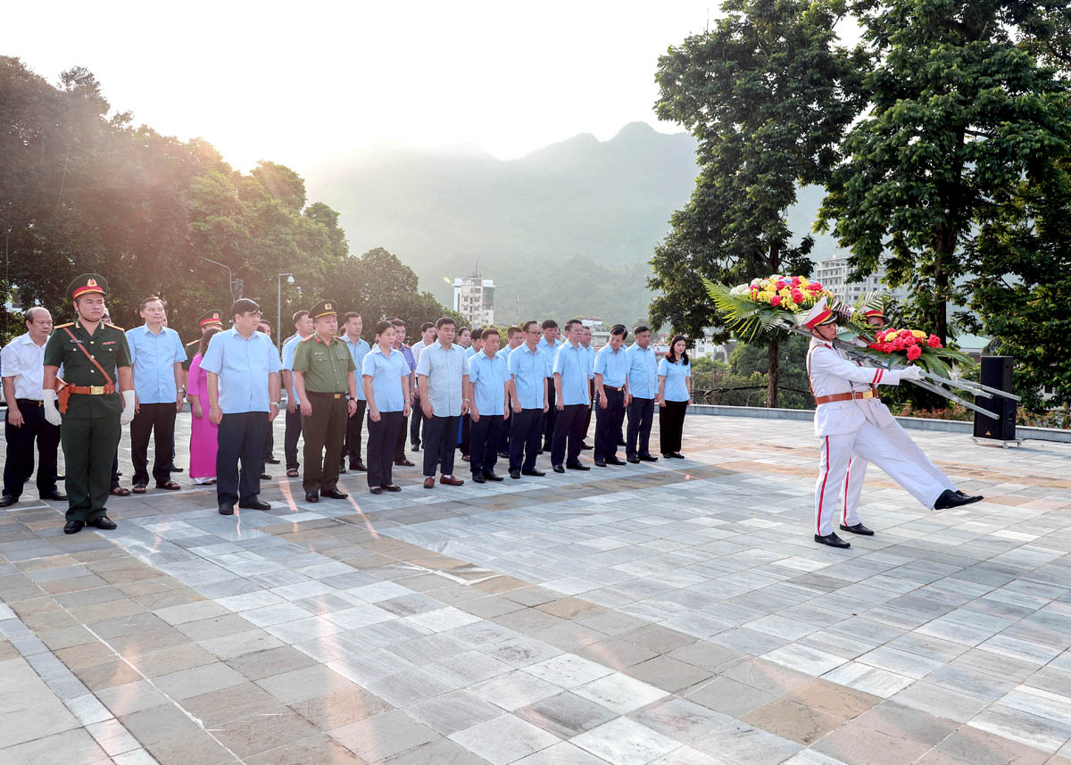 Phó Bí thư Thường trực Tỉnh ủy, Chủ tịch HĐND tỉnh Thào Hồng Sơn và các đại biểu dâng hoa trước Anh linh Chủ tịch Hồ Chí Minh trong khuôn viên Tỉnh ủy.