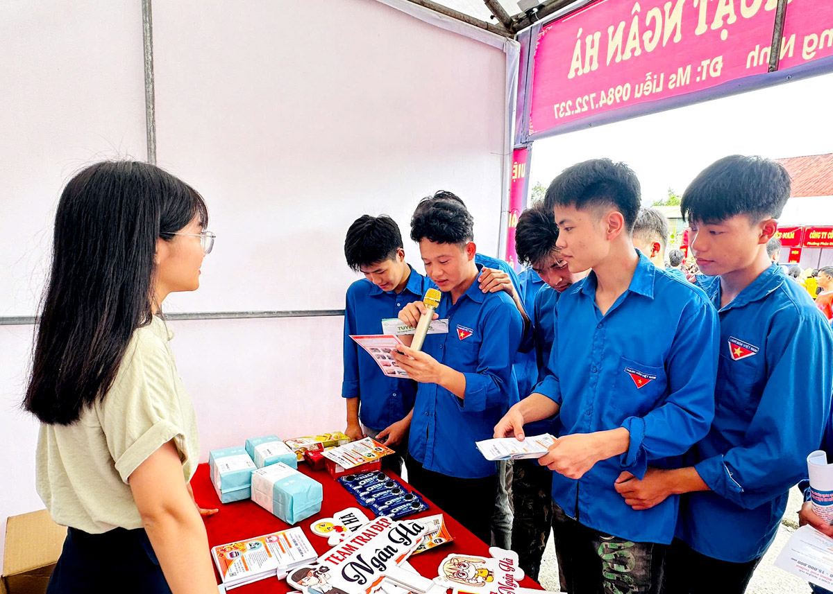 Người lao động tìm hiểu thông tin tại phiên chợ việc làm cụm xã Tùng Bá, Minh Tân, Thuận Hòa, Phong Quang, Phương Tiến.