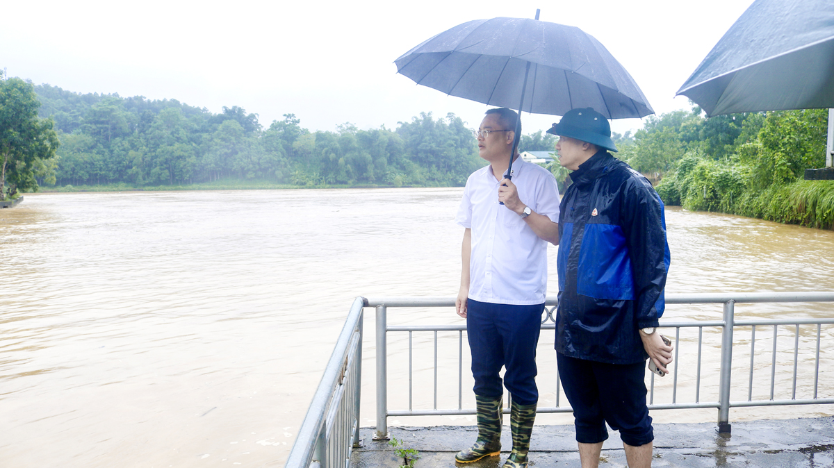 Lãnh đạo UBND huyện Quang Bình kiểm tra tình hình mưa lũ và mực nước trên các sông, suối. Ảnh: Trung Hậu