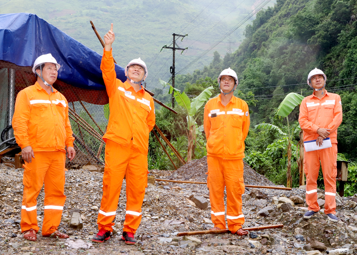 Lãnh đạo Công ty Điện lực Hà Giang kiểm tra, bàn giải pháp tháo dỡ, di chuyển cột điện cao thế 110kV.