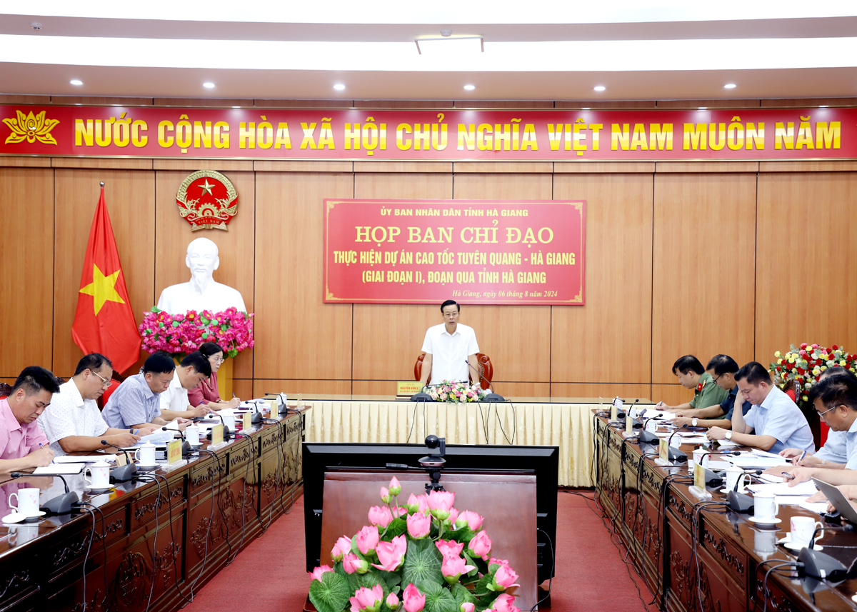 Chairman of the Provincial People’s Committee Nguyen Van Son speaks at the meeting