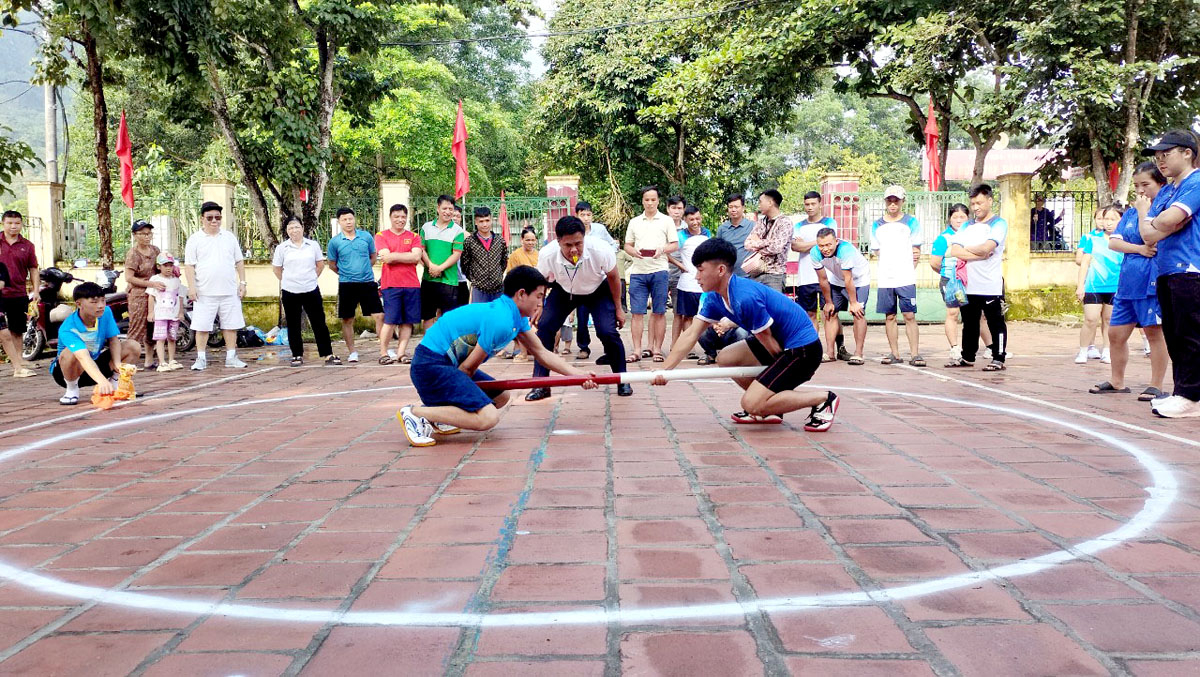 Các đội thi đấu nội dung đẩy gậy.
