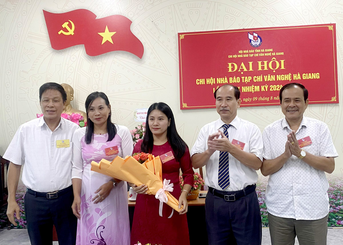 Lãnh đạo Hội Văn học - Nghệ thuật tỉnh và Hội Nhà báo tỉnh tặng hoa Ban Chấp hành Chi hội Nhà báo Tạp chí Văn nghệ Hà Giang khóa mới.
Ảnh: DƯƠNG THANH HIỀN