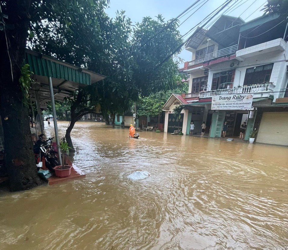 Mưa lớn đêm ngày 02/7, rạng sáng ngày 03/7 đã làm cho tuyến đường Lý Tự Trọng thuộc phường Trần Phú thành phố Hà Giang bị ngập cục bộ.