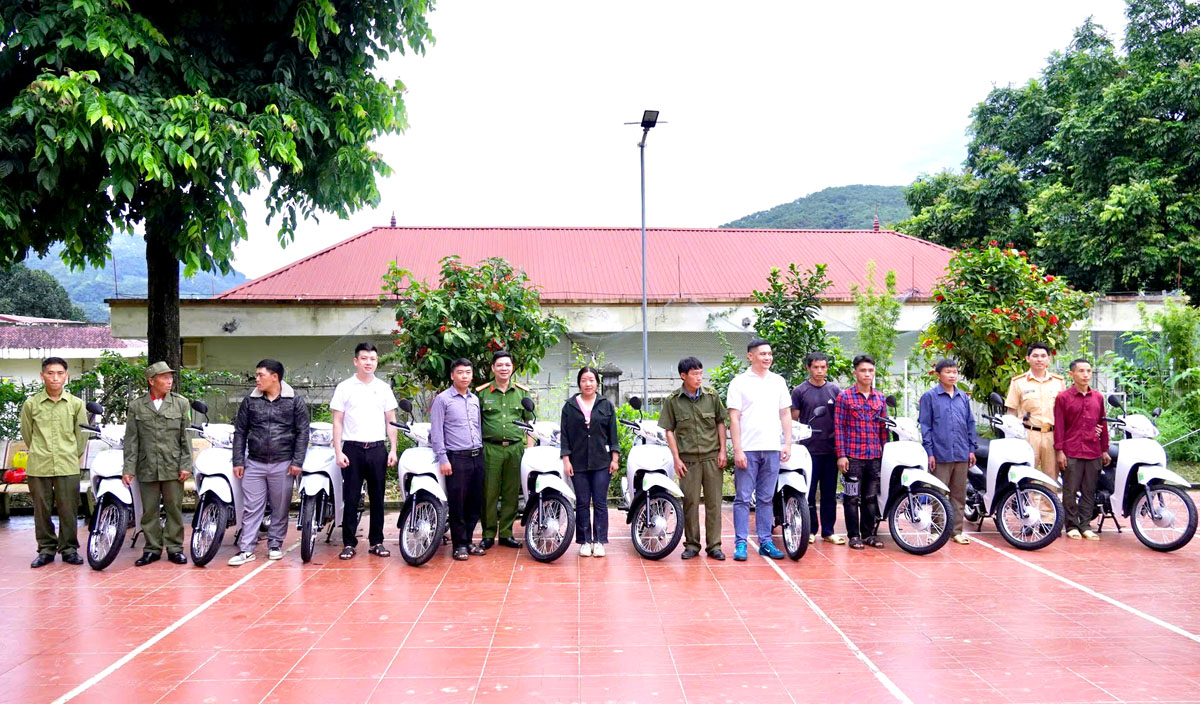 Lãnh đạo Công an tỉnh, Công an huyện Xín Mần và các đơn vị trao tặng 10 xe máy cho 10 hộ nghèo ở 3 xã Nàn Ma, Pà Vầy Sủ và Nấm Dẩn.