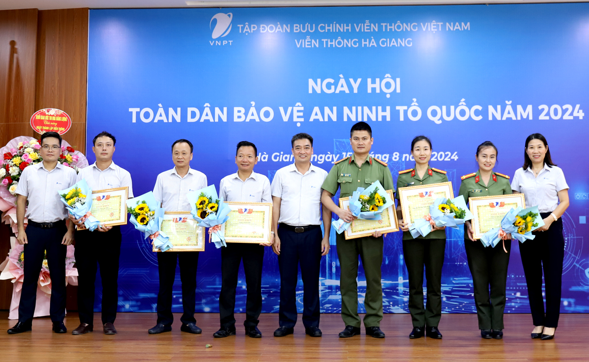 Viễn thông Hà Giang khen thưởng các cá nhân, tập thể có thành tích trong phong trào bảo vệ an ninh tổ quốc