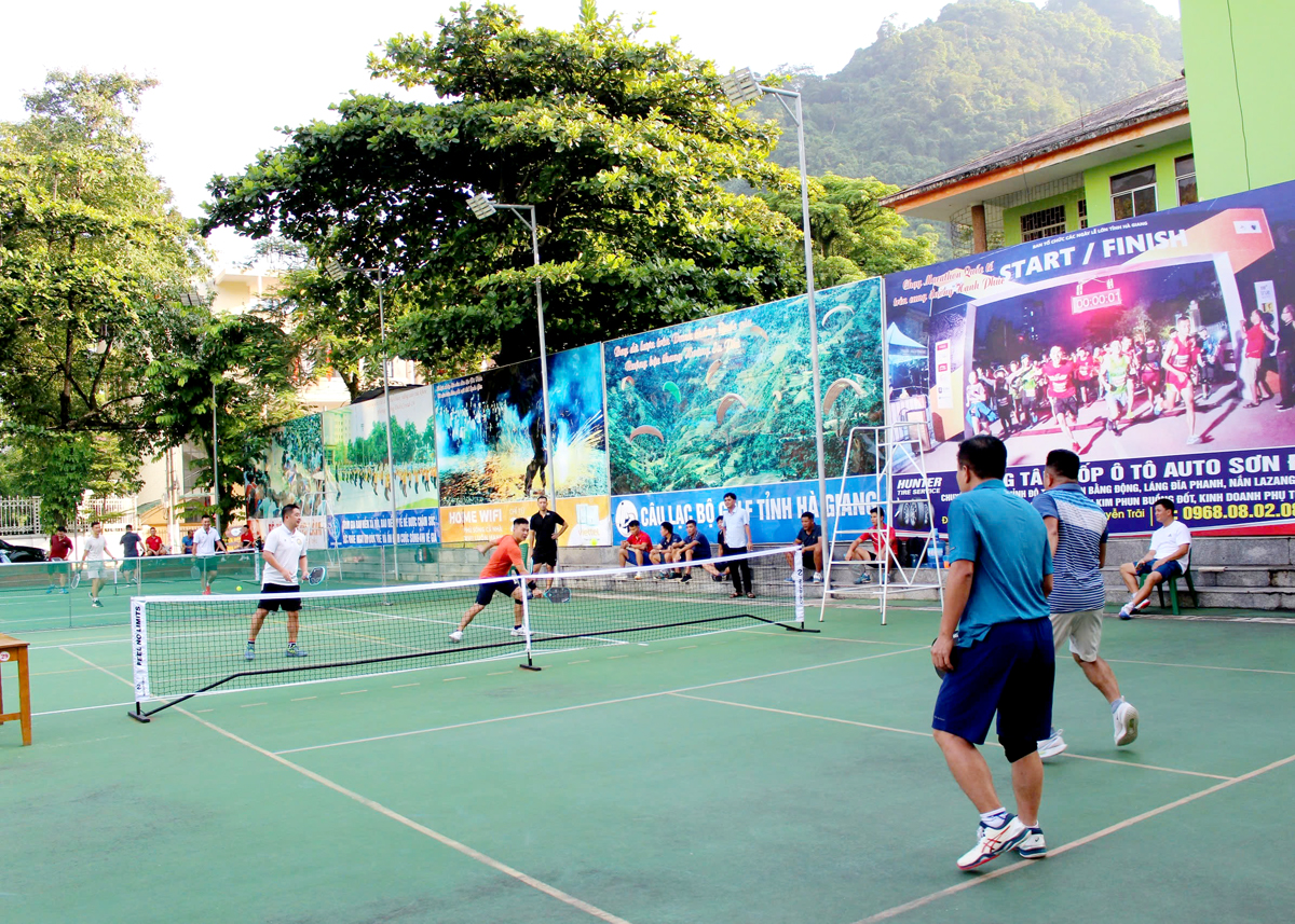 Các học viên học thực hành môn Pickleball tại sân Xi Măng thành phố Hà Giang.
